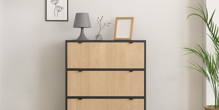 Komoda z trzema szufladami czarnym korpusem, czarnymi uchwytami z detalem jodełki